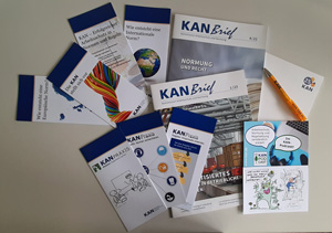 1 Kugelschreiber, 1 Schreibblock mit dem Logo der KAN, 2 Postkarten mit KAN-Motiven, 3 KANPraxis-Flyer, 4 Flyer über die KAN