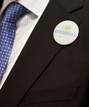 Button "I love prevention" on the jacket of a conference participant