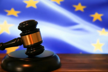 Marteau de juge avec drapeau européen en arrière-plan