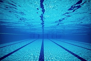 großes Schwimmbadbecken, Ansicht von unter Wasser aus.