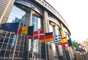 Gebäude Europäisches Parlament Brüssel von außen mit europäischen Fahnen