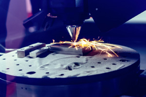 3D-Drucker produziert aus Metallpulver ein Bauteil