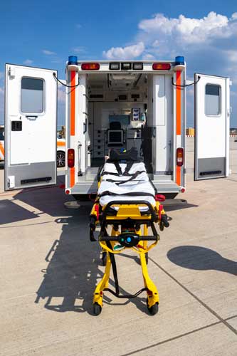 Krankentrage vor Krankentransportwagen