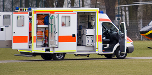 Krankenkraftwagen mit geöffneten Türen und Einsicht auf die Ausstattung