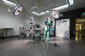 in einem Operationssaal wird von einer Person der Fußboden gereinigt