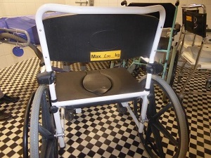 Rollstuhl von hinten mit einem Aufkleber maximal 200 kg