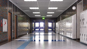 Flur in Schule mit glattem Fußboden und Notausgang am Ende