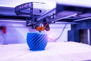 3D-Drucker in Arbeit, stellt ein Gefäß her