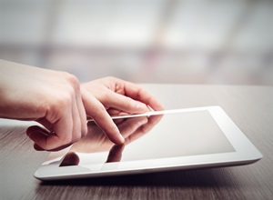 Hand auf Tablet-PC