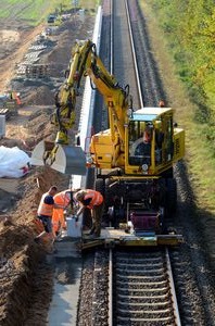 Bagger bei Gleisbauarbeiten