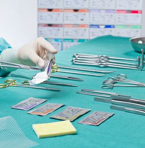 Stół z różnymi instrumentami i chirurgicznym materiałem do zszywania