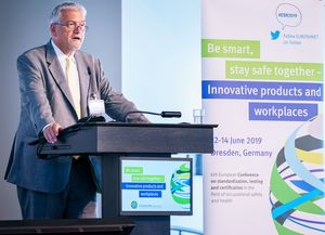 Manfred Wirsch, alternierender Vorsitzender der DGUV, eröffnet die EUROSHNET-Konferenz