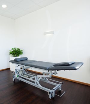 Höhenverstellbare Therapieliege.