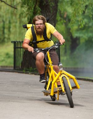 Facteur sur une bicyclette jaune