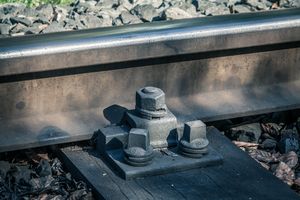 Traverses de voies ferrées avec plaques de base métalliques