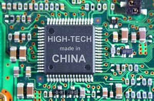 Circuit imprimé avec l'inscription "high-tech made in China".