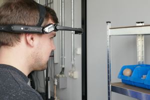 Proband blickt durch eine am Kopf befestigte Datenbrille
