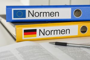 Zwei Aktenordner mit Aufschrift „Normen“