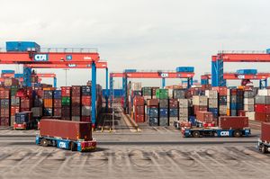 Containerverladung im Hafen mit fahrerlosen Transportsystemen