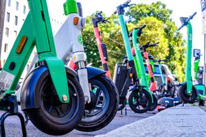 De nombreux scooters électriques de différents fournisseurs sont garés au bord de la route
