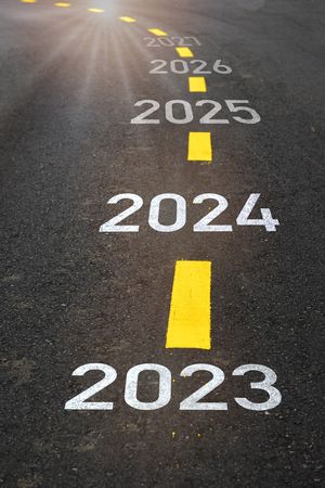 Rue sur laquelle sont peintes les années 2023 à 2027