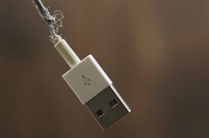 USB-Stecker mit defektem Kabel
