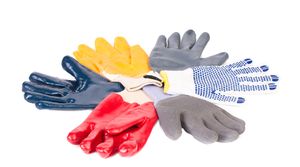 Gants de protection de différents types et couleurs disposés en cercle