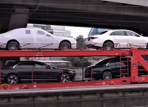 Wagon porte-automobiles avec un garde-corps rabattu pendant le déplacement du train 