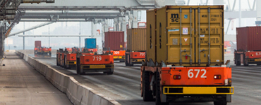 Trasportatori di container senza conducente in un porto