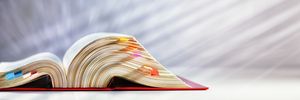 Un livre de lois ouvert avec de nombreux marque-pages colorés