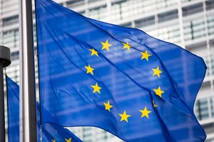 EU-Flagge vor einem großen Gebäude