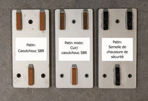 Appareil de mesure du glissement GMG 200 et patins équipés de différents matériaux de semelles de chaussures (caoutchouc/cuir)