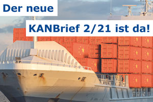 Containerschiff voller roter Container mit chinesischer Flagge 