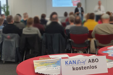 Arbeitsschutzkonferenz verdi, Hannover, Blick in die Veranstaltung vom KAN-Infostand aus.. Klick öffnet die Seite Präsenz der KAN auf zwei Fachveranstaltungen zum Arbeitsschutz