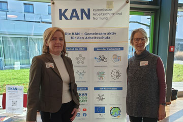 KAN-Infostand auf der AUG-Konferenz 2025 in Esslingen mit Tina Schütte und Brigitta Hempel, Mitarbeiterinnen der KAN-Geschäftsstelle.. Klick öffnet die Seite #KANunterwegs auf der AUG-Konferenz 2025: Arbeitswelt im Wandel