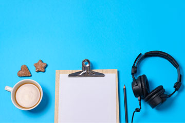 Hinweis auf einen Podcast. Klick öffnet die Seite Podcast der DGQ: Von DIN bis ISO: Warum Normung uns alle betrifft