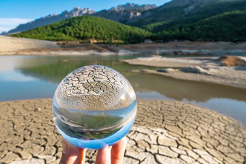 Der Blick in die Glaskugel zeigt schlechte Umweltszenarien. Klick öffnet die Seite NPK erweitert Bundesrahmenempfehlungen um Klimaanpassung