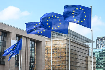 EU-Flaggen vor der Europäischen Kommission in Brüssel. Klick öffnet die Seite Erste Einigung im Rat zum Omnibus-Paket