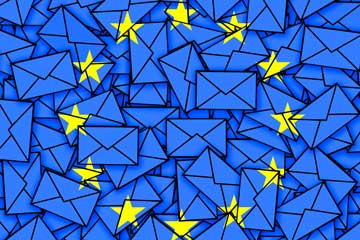 Briefumschläge auf blauem Hintergrund, darüber der Sternenkranz der Europäischen Union.. Click opens the page EU news flash