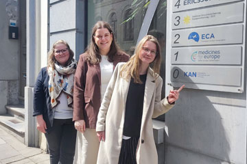 Ronja Heydecke, Leiterin des KAN-Büros Brüssel, Katharina Schulte, Referentin des Fachbereichs Facharbeit und Celina Dziallas, Praktikantin in der KAN-Geschäftsstelle vor dem KAN-Büro in Brüssel. Klick öffnet die Seite Praktikantin erlebt spannende Einblicke in die Arbeit des KAN-Büros Brüssel