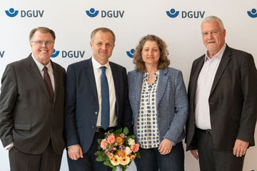V.l.n.r. Von links nach rechts: Volker Enkerts (Vorstandsvorsitzender der DGUV), Dr. Stephan Fasshauer, Dr. Edlyn Höller (stv. Hauptgeschäftsführerin der DGUV, Manfred Wirsch (alternierender Vorstandsvorsitzender der DGUV).. Click opens the page A new director at the DGUV and VFA