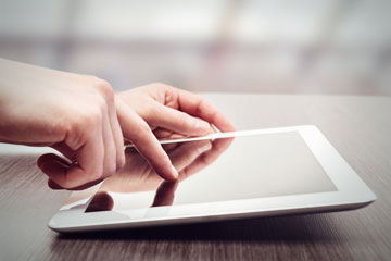 Hand auf Tablet-PC. Klick öffnet die Seite Sicherheit und Gesundheitsschutz am Arbeitsplatz in der EU - Kurzüberblick