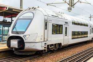 Stehender Triebwagen im Bahnhof