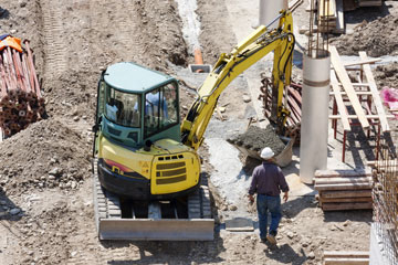 Baumaschine im Einsatz auf einer Baustelle. Klick öffnet die Seite Leitfaden zur Sicherheit beim Einsatz von Baumaschinen aktualisiert