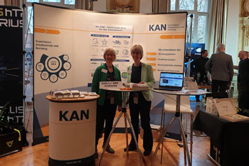 Zwei KAN-Mitarbeiterinnen am Messestand der KAN auf dem Deutschen Arbeitsschutz Kongress in Wuppertal.. Klick öffnet die Seite #KANunterwegs auf dem Deutschen Arbeitsschutz Kongress® 2025 in Wuppertal