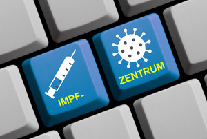 Tastaturausschnitt, mit zwei hervorgehobenen Tasten mit dem Text Impfzentrum. Die eine Taste zeigt eine Spritze, die andere das Coronavirus.