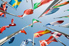Viele Fahnenmasten mit internationalen Flaggen