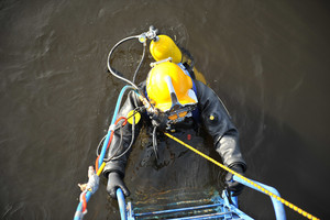 Ein Taucher steigt aus dem Wasser.