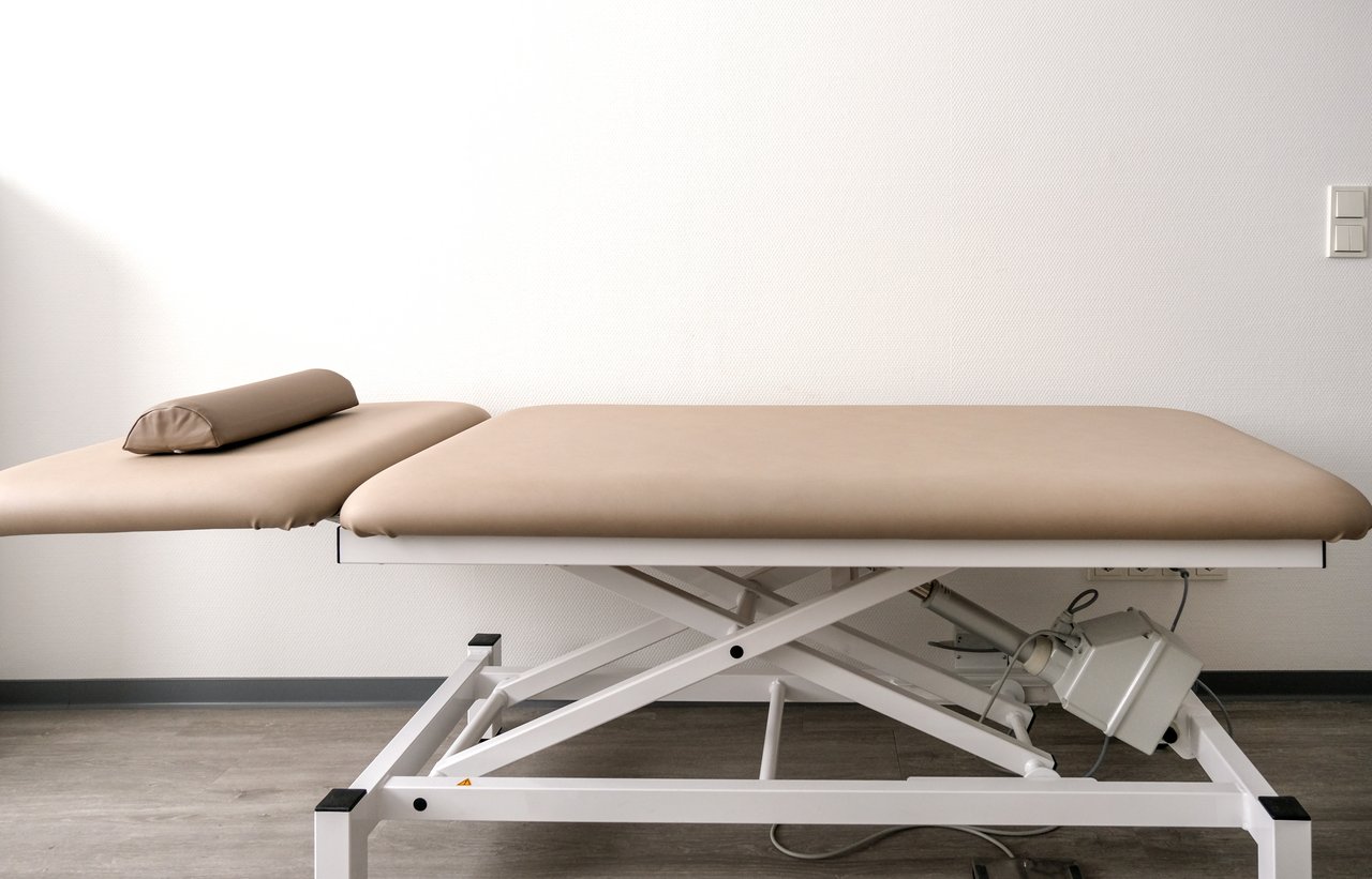 Leere verstellbare Untersuchungsliege oder Behandlungsliege in einer Arztpraxis