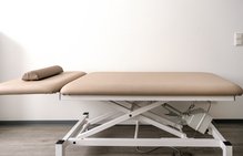 Leere verstellbare Untersuchungsliege oder Behandlungsliege in einer Arztpraxis